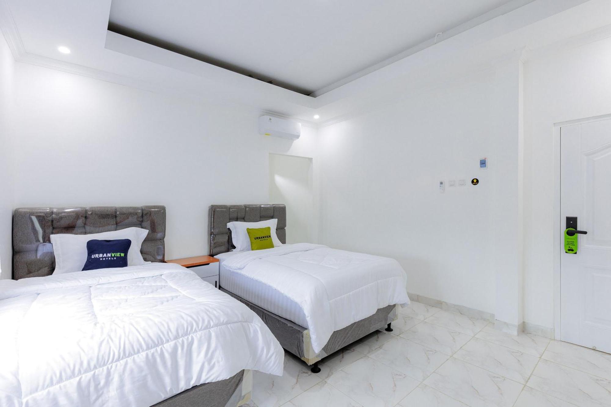 Urbanview Hotel Amira Syariah Bogor Pamoyanan Экстерьер фото