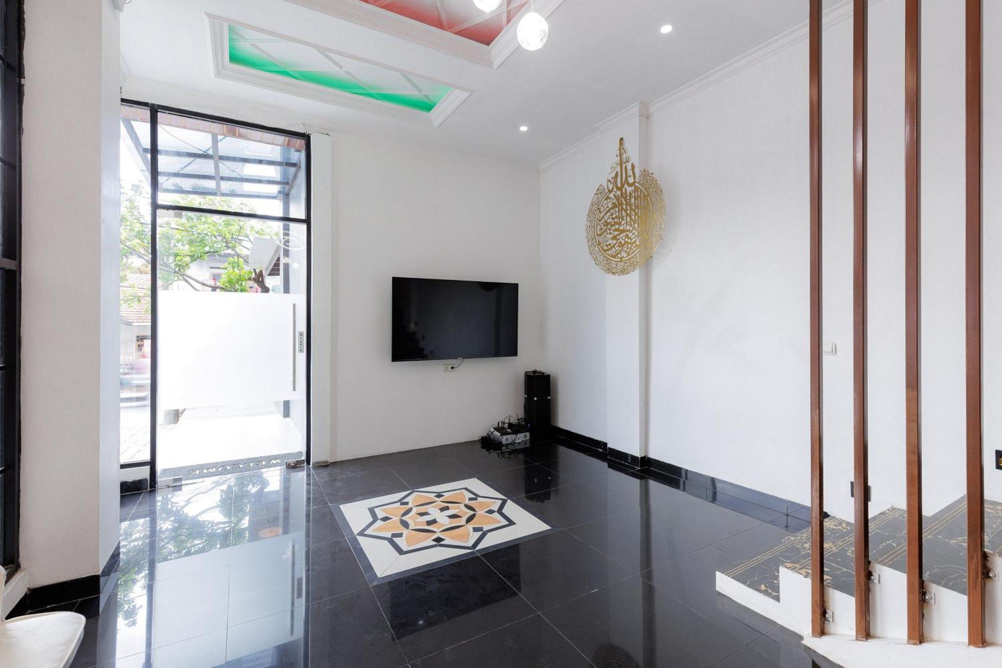 Urbanview Hotel Amira Syariah Bogor Pamoyanan Экстерьер фото