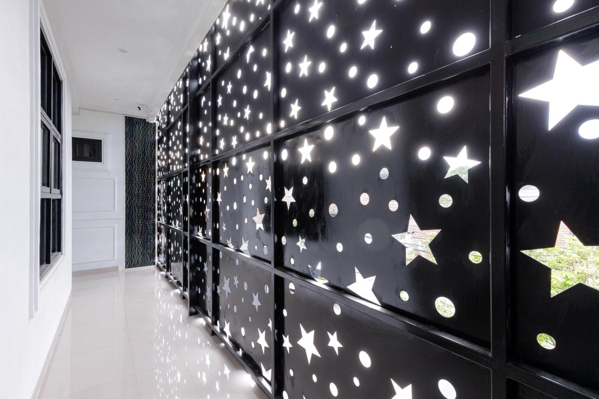 Urbanview Hotel Amira Syariah Bogor Pamoyanan Экстерьер фото